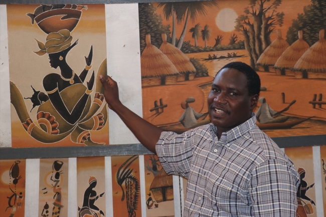 Köle adasının tarihini rengarenk kumlarla tablolara yansıtıyor